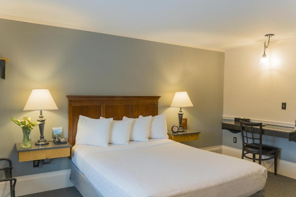 Standard Queen Room interior